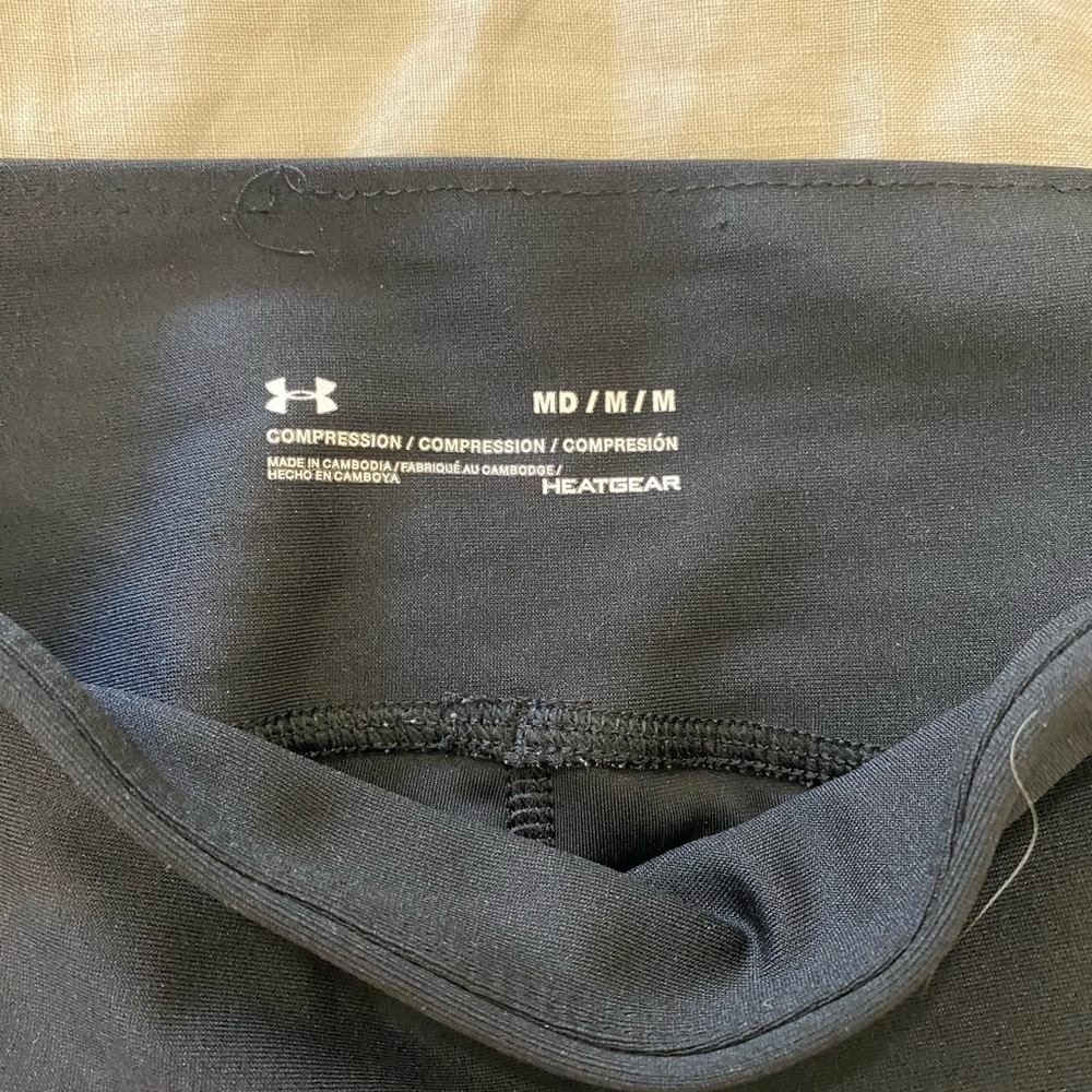 Under armor, 3/4 length black leggings with side pocket